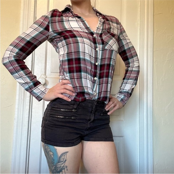 Kendall & Kylie Super High-Rise Black Zipper
Shorts SIZE 3 - Picture 2 of 8